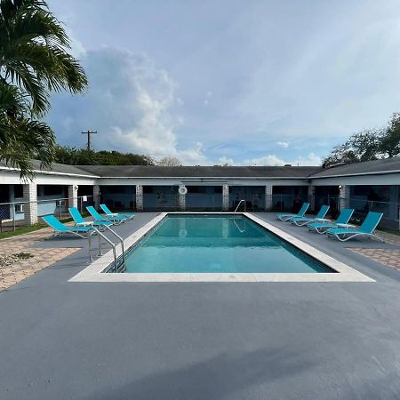Hollywood Gardens Inn & Suites Esterno foto